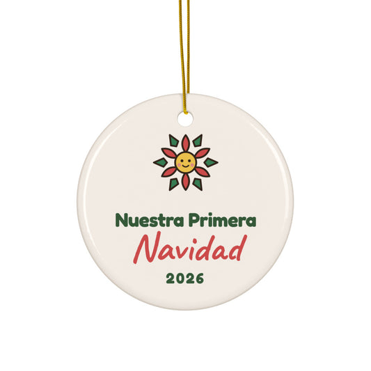 Nuestra Primera Navidad 2026 — Ornamento de Cerámica | Familia Nueva